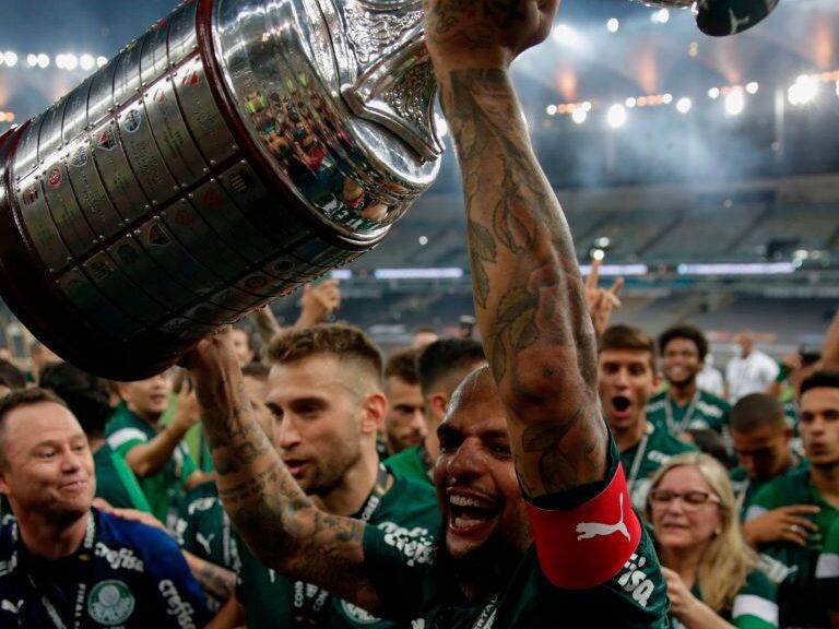 Palmeiras' Felipe Melo celebrates with the trophy after winning the Copa Libertadores football tournament by defeating Santos in the all-Brazilian final match at Maracana Stadium in Rio de Janeiro, Brazil, on January 30, 2021. (Photo by RICARDO MORAES / POOL / AFP) (Photo by RICARDO MORAES/POOL/AFP via Getty Images)