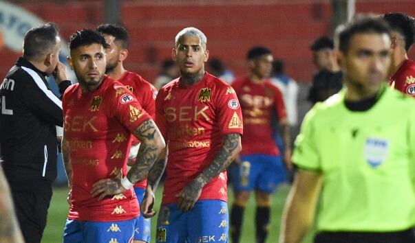 Rodrigo Piñeiro apunta contra el arbitraje chileno tras empate ante la UC: "Pasan cosas raras que nos perjudican"