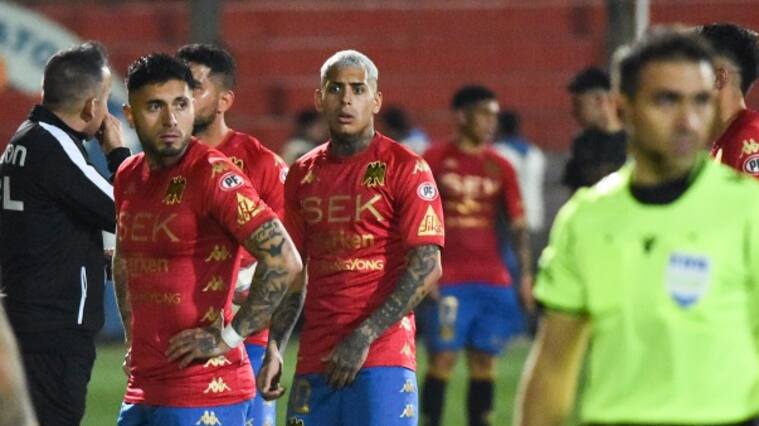 Rodrigo Piñeiro apunta contra el arbitraje chileno tras empate ante la UC: "Pasan cosas raras que nos perjudican"