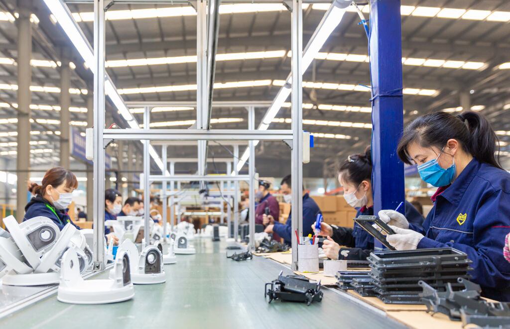 Un grupo de trabajadores cumple labores en una fábrica de la ciudad china de Haian