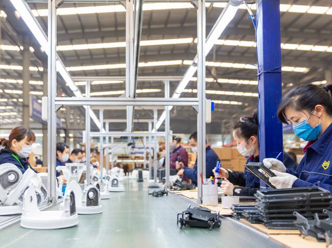 Un grupo de trabajadores cumple labores en una fábrica de la ciudad china de Haian