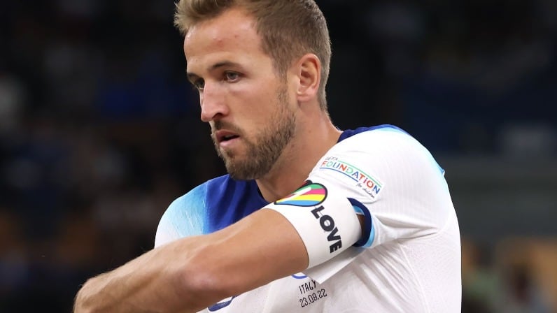 A menos de dos meses para el inicio: Harry Kane se rebela contra Qatar y jugará el Mundial con un brazalete arcoíris
