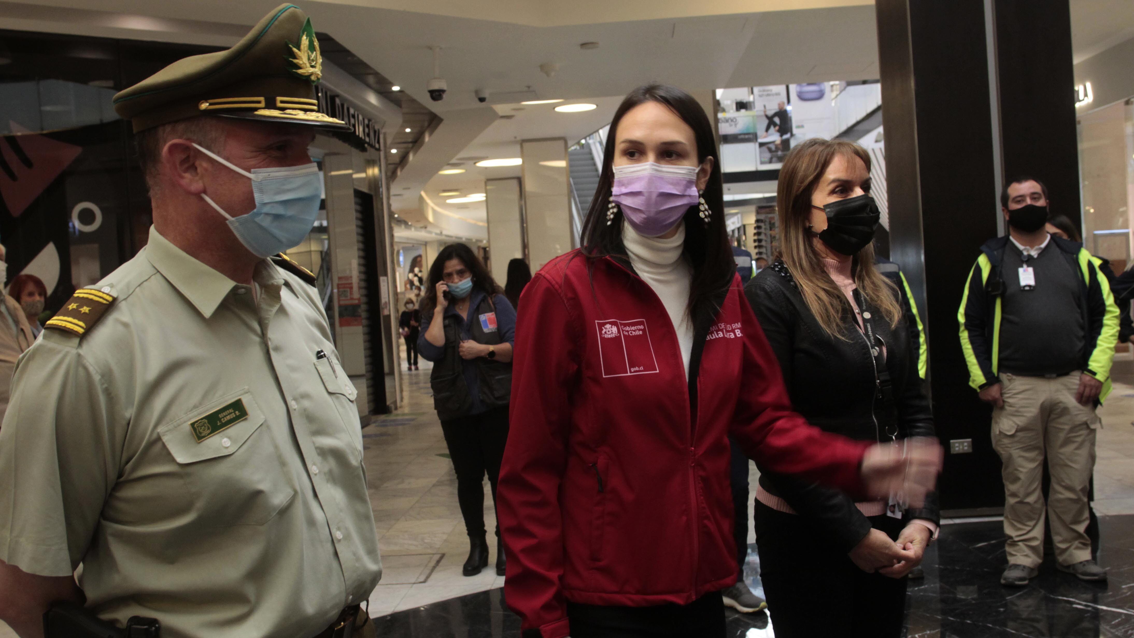 29 de Abril de 2021/SANTIAGOJefe de Zona Santiago Este de Carabineros, Jean Camus, seremi de Salud RM, Paula Labra, Cintia Hurtado  Center manager, Parque Arauco ,  durante el un punto de prensa en el Mall Parque Arauco, después de estar mas de 30 días cerrado por cuarentena pasa a face 2 
FOTO: MAURICIO MENDEZ/AGENCIAUNO