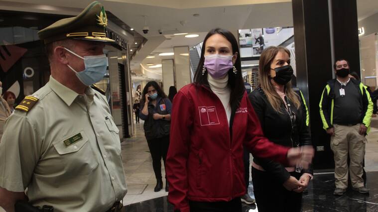 29 de Abril de 2021/SANTIAGOJefe de Zona Santiago Este de Carabineros, Jean Camus, seremi de Salud RM, Paula Labra, Cintia Hurtado Center manager, Parque Arauco , durante el un punto de prensa en el Mall Parque Arauco, después de estar mas de 30 días cerrado por cuarentena pasa a face 2
FOTO: MAURICIO MENDEZ/AGENCIAUNO