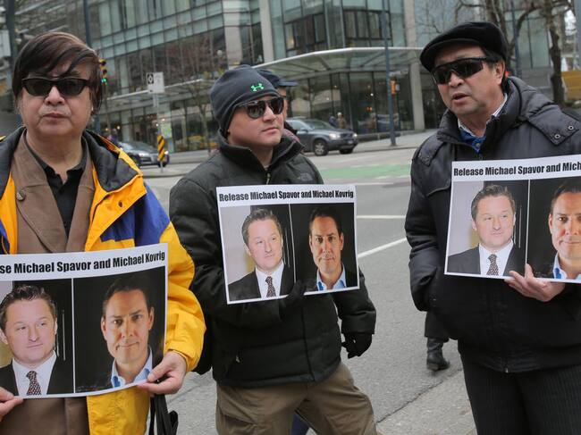 Manifestantes piden la libertad de Spavor y Kovrig en Vancouver