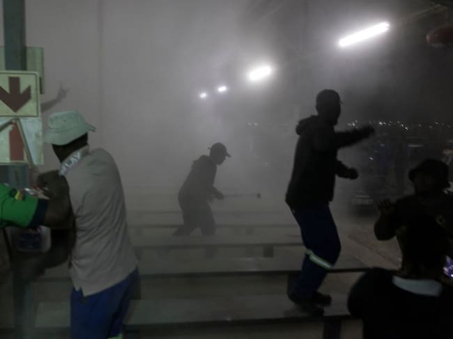 Mineros impiden que se termine el encierro en Sudáfrica