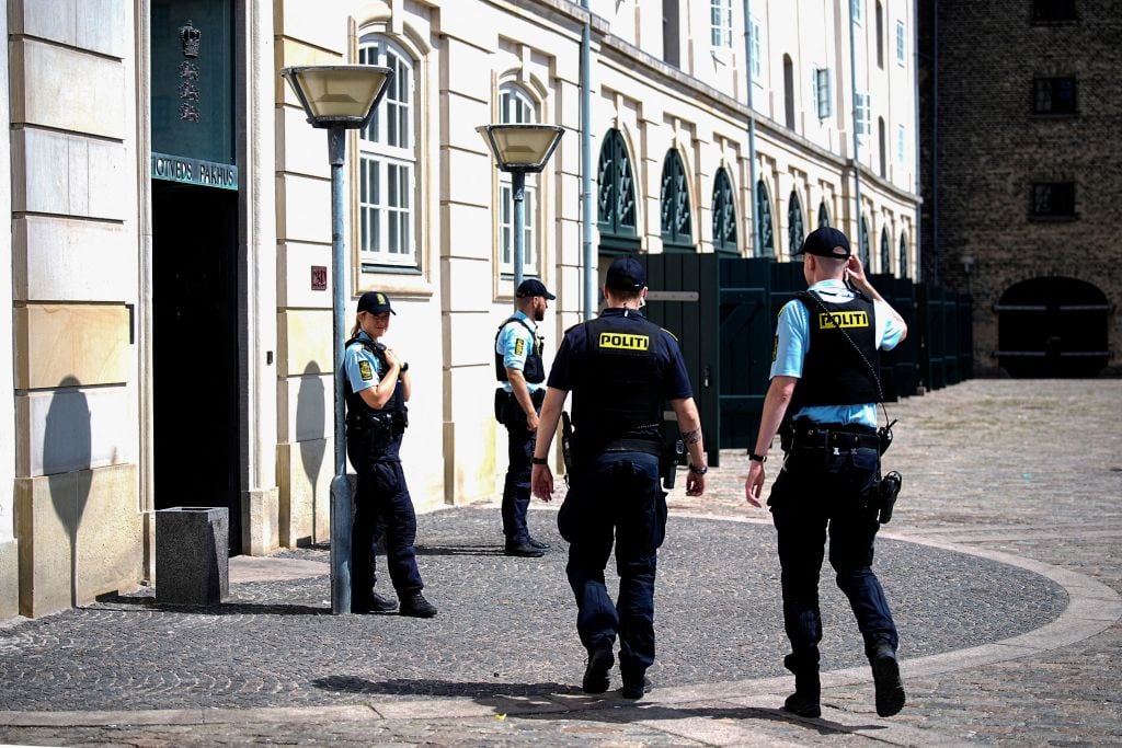 Un grupo de policías resguarda un edificio del gobierno en la ciudad de Copenhague en Dinamarca.