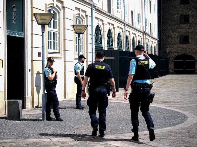 Un grupo de policías resguarda un edificio del gobierno en la ciudad de Copenhague en Dinamarca.