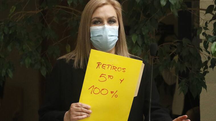 03 DE DICIEMBRE DE 2021/VALPARAISOLa diputada Pamela Jiles con una carpeta con la consigna “retiros 5to y 100%”. Mientras ofrece un punto de prensa en la Cámara de Diputados, durante la Sesión Especial que debate el informe de la comisión mixta por el proyecto de cuarto retiro de fondos previsionales.
FOTO: LEONARDO RUBILAR CHANDIA/AGENCIAUNO