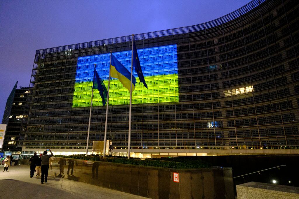Unión Europea enarbola la bandera de Ucrania ante su sede en Bruselas