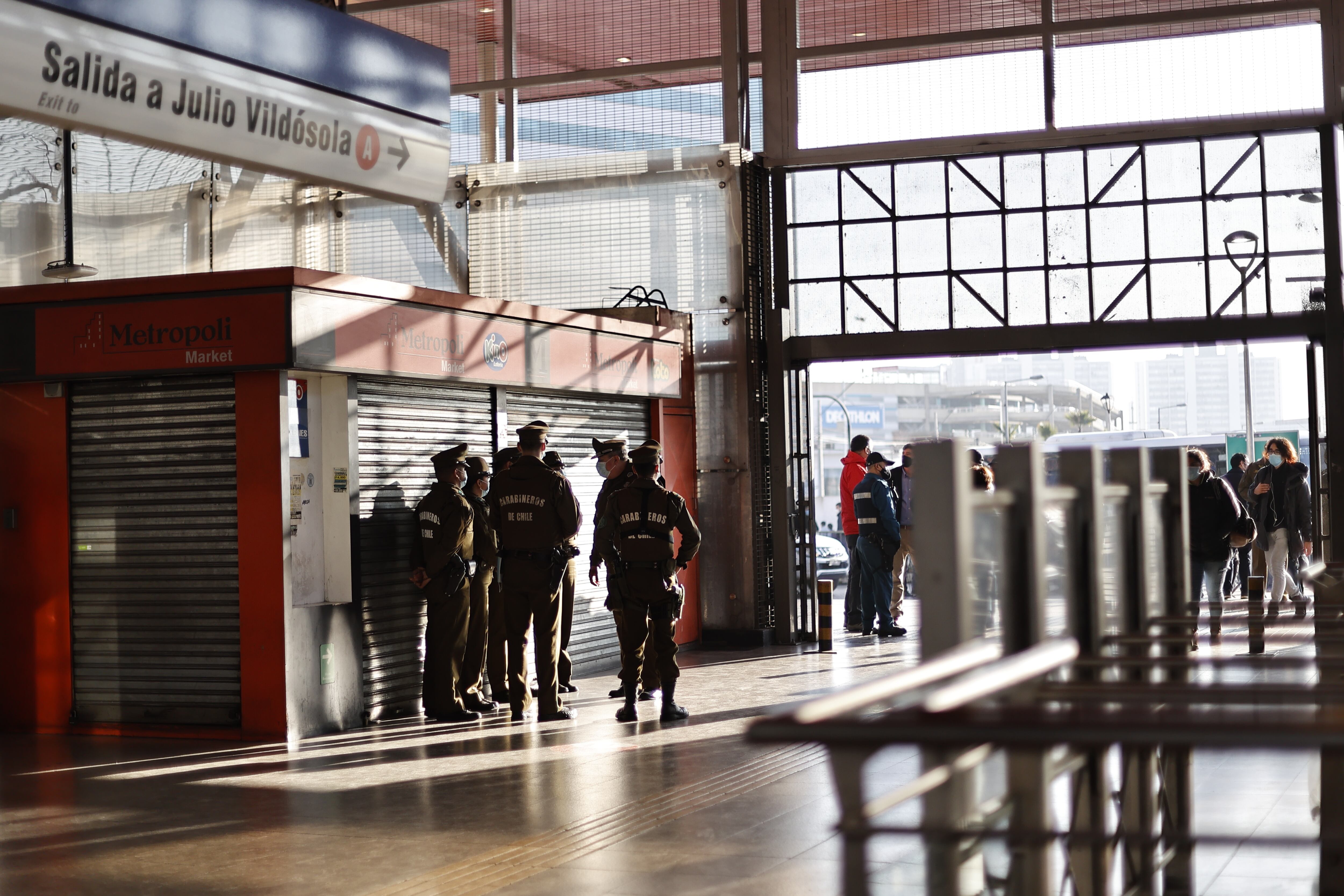 Así lucía estación Vicuña Mackenna la mañana de este viernes, tras la recuperación de espacios públicos. / Agencia Uno.
