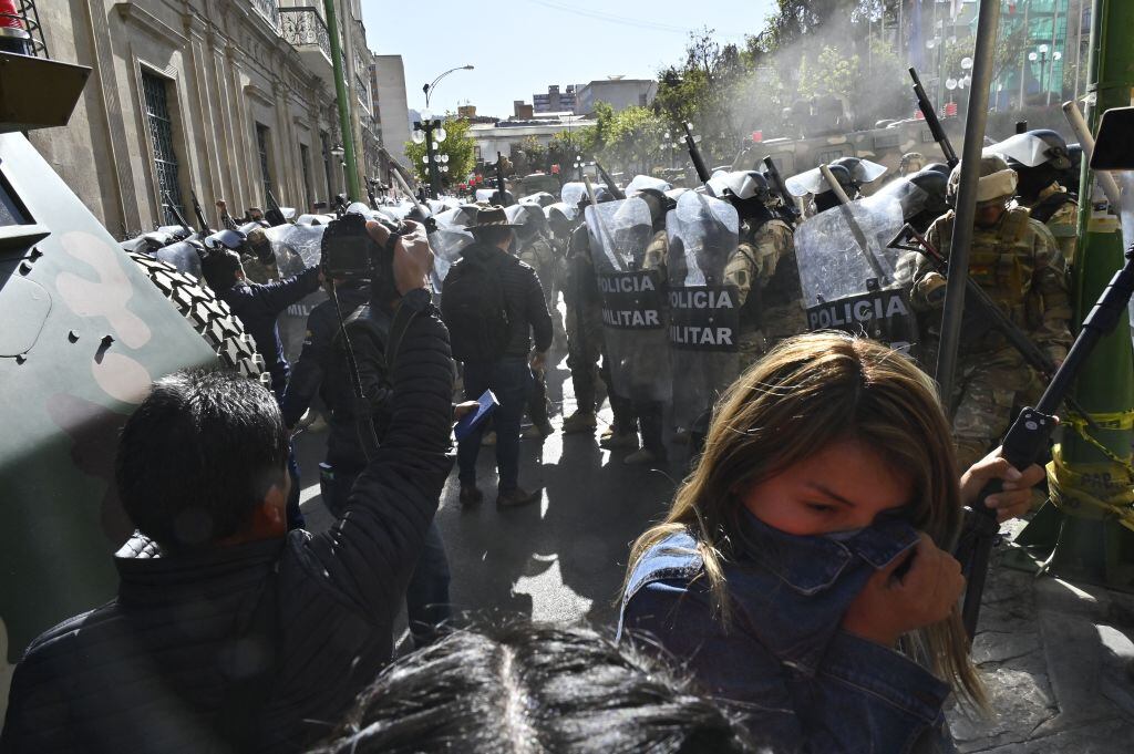 Militares y vehículos se posicionan frente a la sede del gobierno de Bolivia.