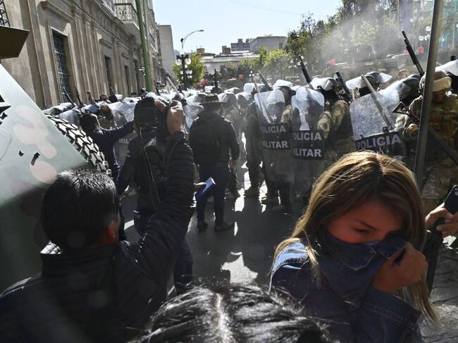 Militares y vehículos se posicionan frente a la sede del gobierno de Bolivia.