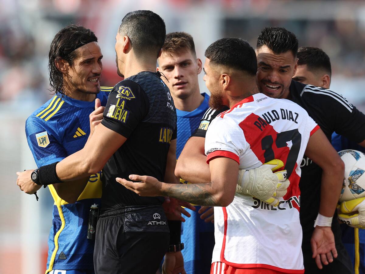 Paulo Díaz es protagonista en Argentina: tuvo fuerte cruce con Cavani y anotó un gol en eliminación de River Plate