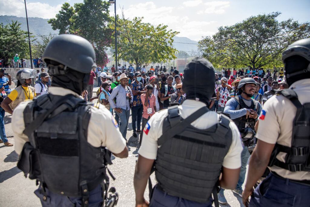 Policías armados ante una protestas de periodistas en Puerto Príncipe
