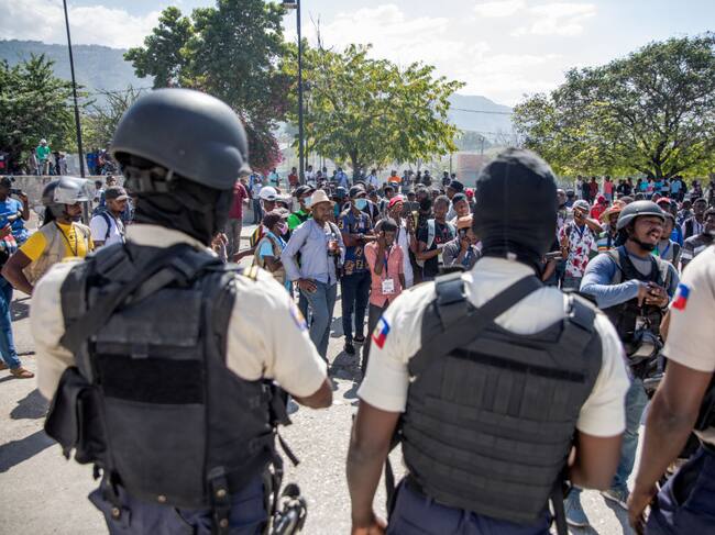Policías armados ante una protestas de periodistas en Puerto Príncipe