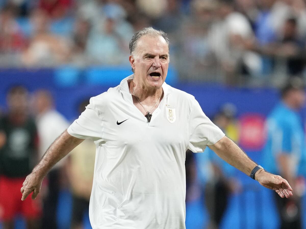 Figura de Uruguay reacciona a sanciones de la Conmebol y valora dichos de Bielsa: “Fue el único que nos salió a defender”