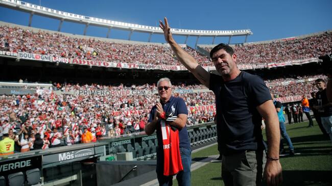 Marcelo Salas recibe emotivo homenaje en la previa al triunfo de River Plate sobre Talleres