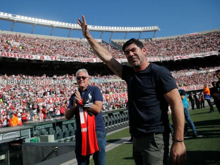 Marcelo Salas recibe emotivo homenaje en la previa al triunfo de River Plate sobre Talleres