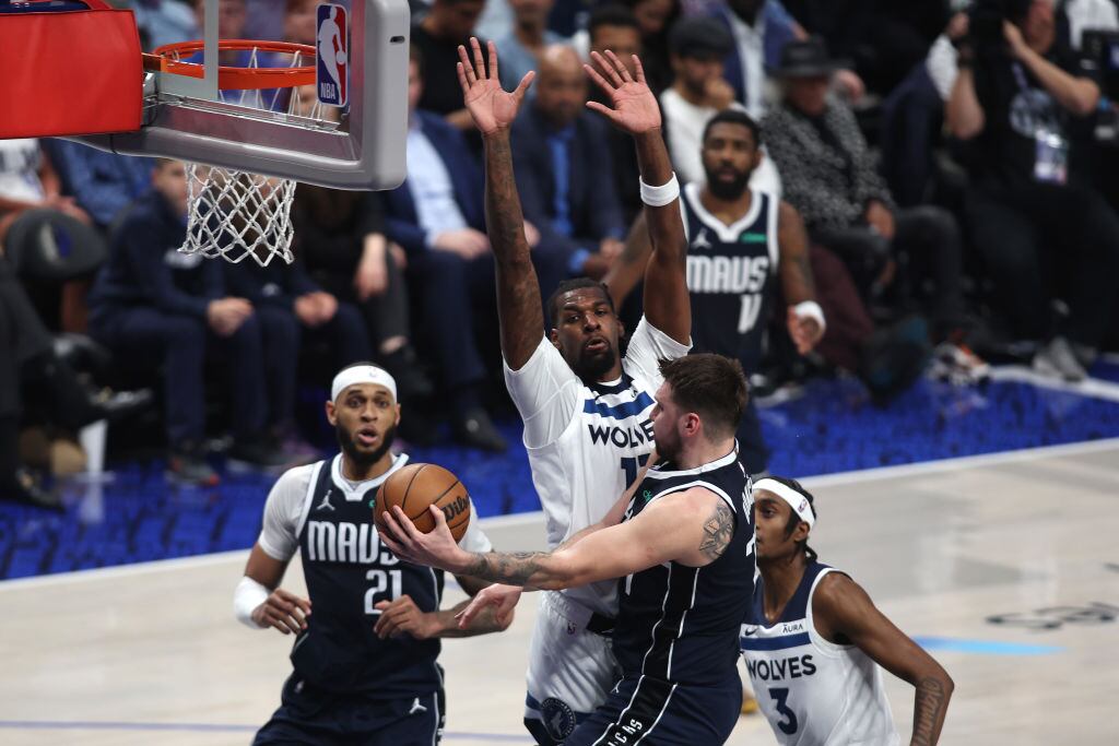 Luka Doncic asiste cerca de la canasta en el triunfo de Dallas Mavericks sobre Minnesota Timberwolves que los lleva a la final de la NBA ante Boston Celtics.