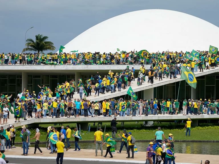 Las imágenes más impactantes de cómo los seguidores de Bolsonaro causaron el pánico en Brasil