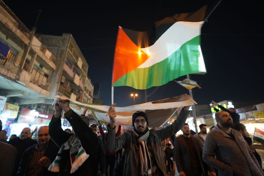 Personas celebran en las calles de Bangladesh con banderas de Palestina el acuerdo de alto al fuego entre Hamás e Israel