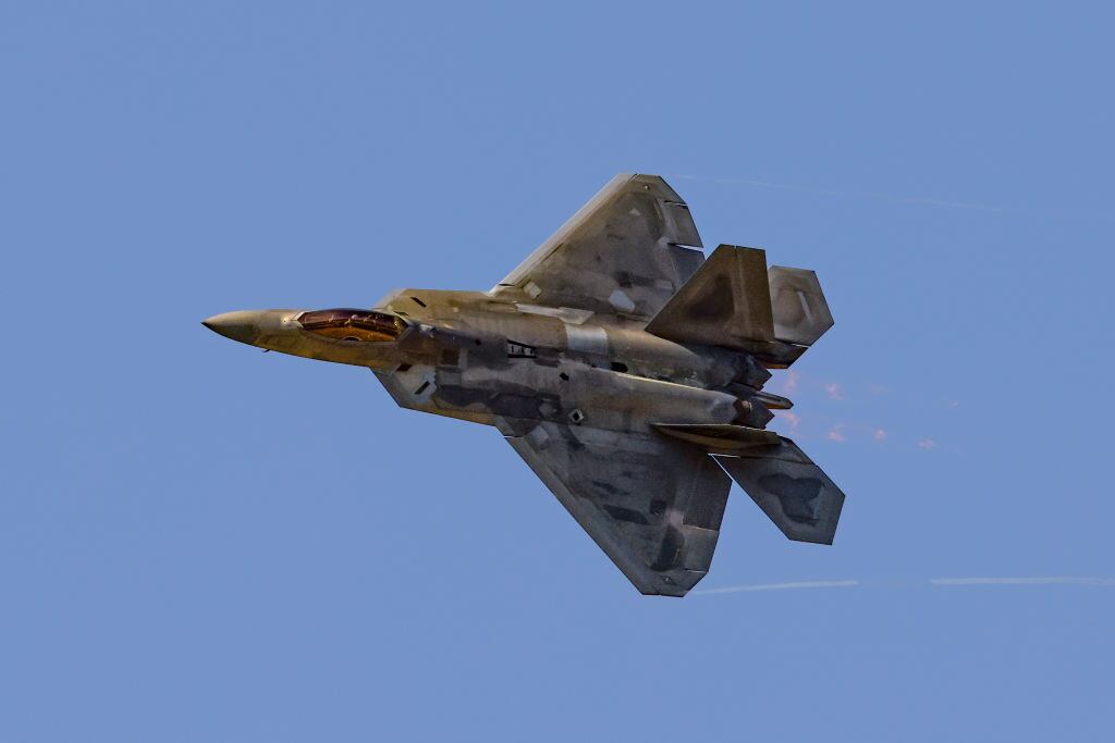 Un jet de combate F-22 de la Fuerza Aérea de Estados Unidos en vuelo, en medio de una feria de aviones en Corea del Sur.