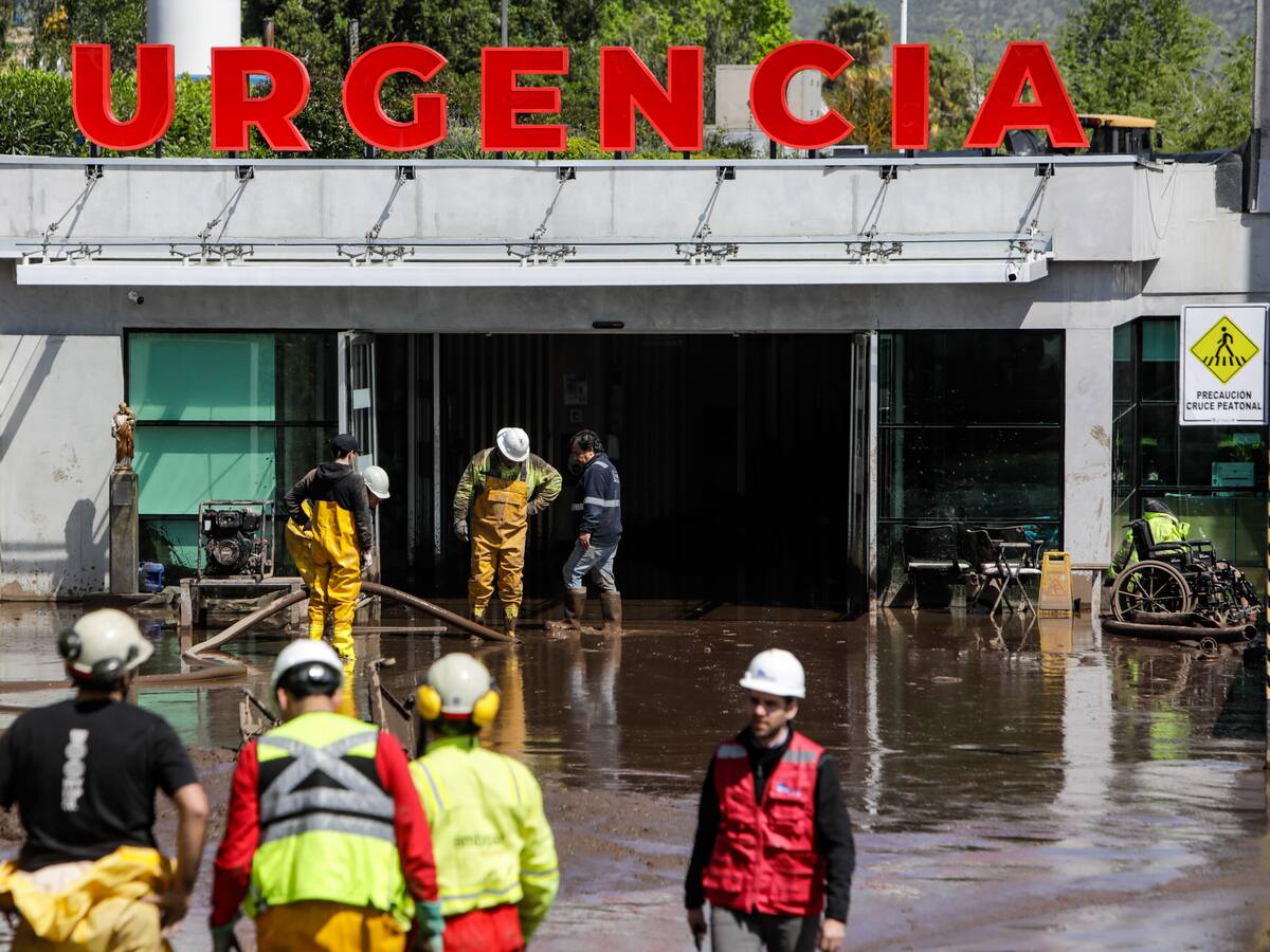 Aluvión en Las Condes: Seremi de Salud destaca red operativa al 100% y advierte por “turismo de catástrofe”