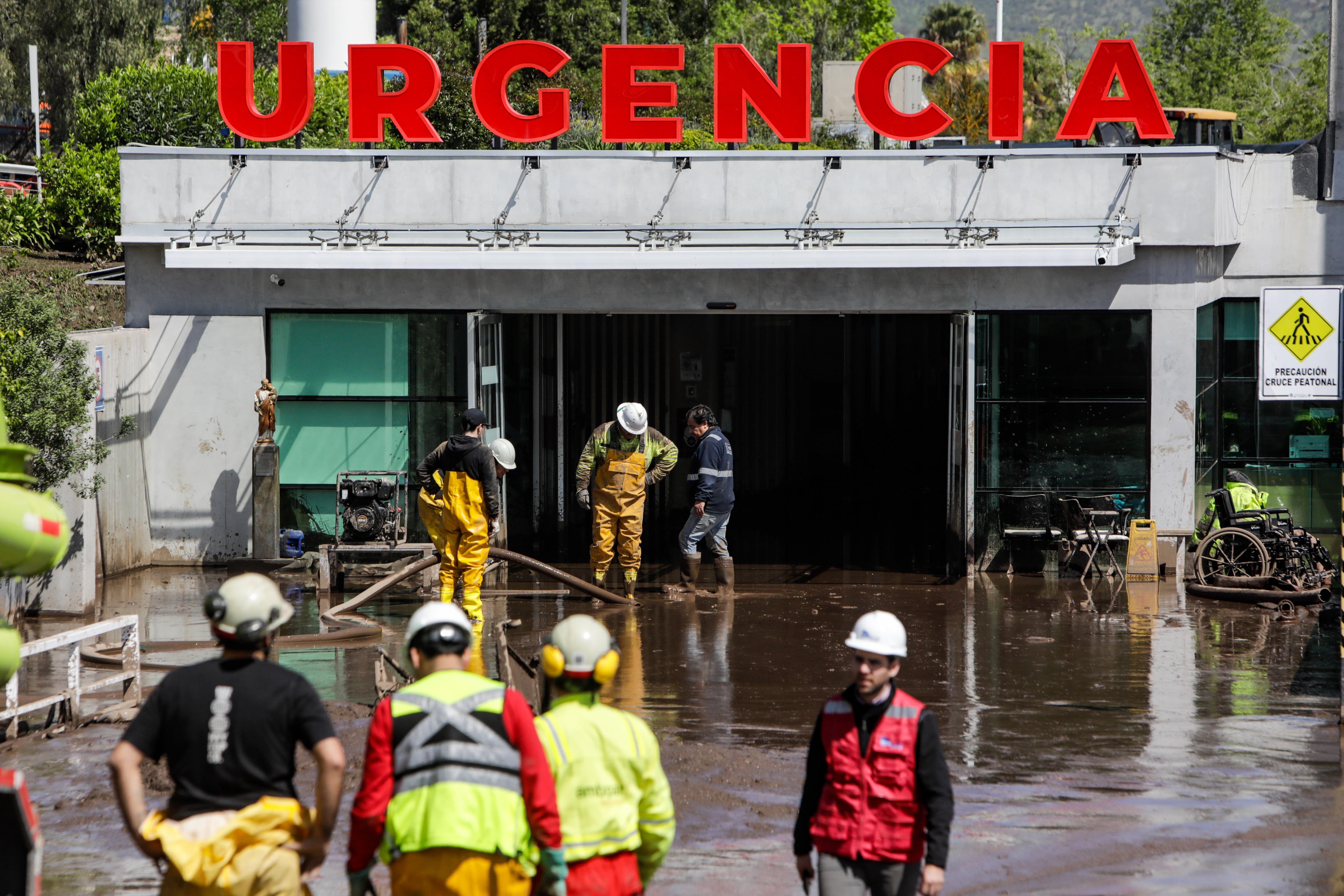Aluvión en Las Condes: Seremi de Salud destaca red operativa al 100% y advierte por “turismo de catástrofe”