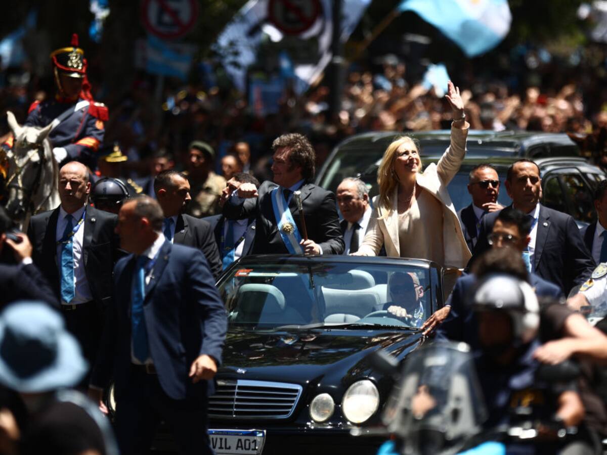 Ordenan detención de hombre que arrojó botella a Javier Milei