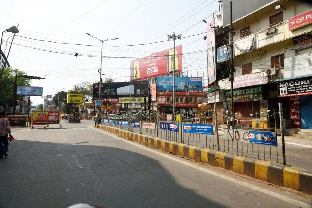 Un vacío sector comercial se observa vacío por la cuarentena en la ciudad india de Patna