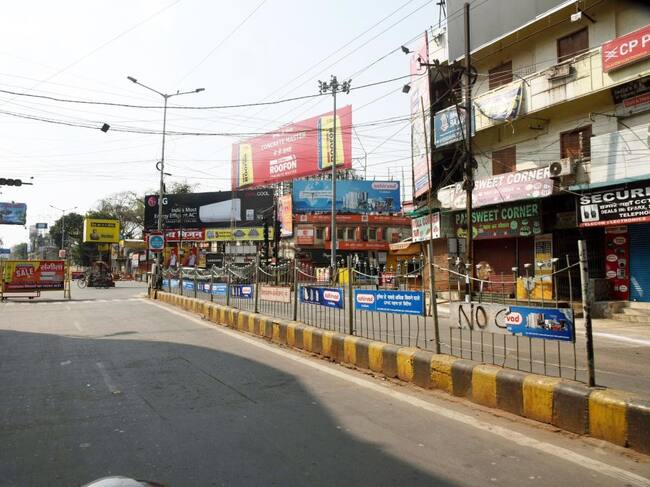 Un vacío sector comercial se observa vacío por la cuarentena en la ciudad india de Patna