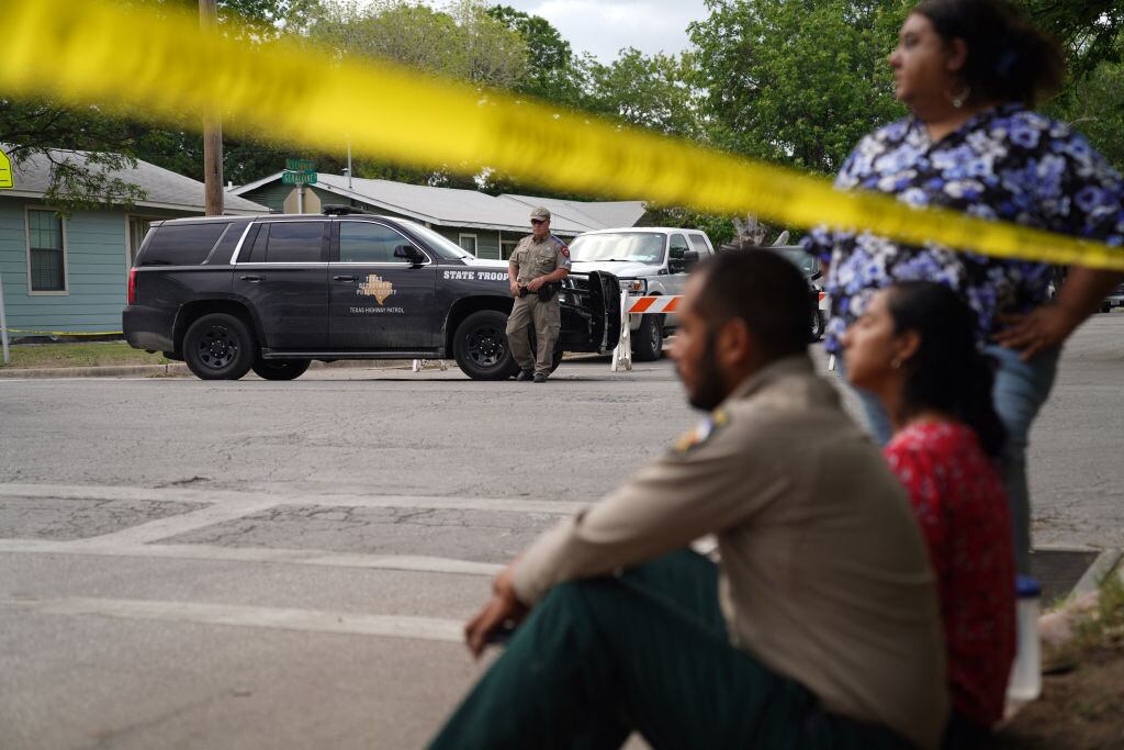 Familias esperan tras una matanza en un colegio de Texas