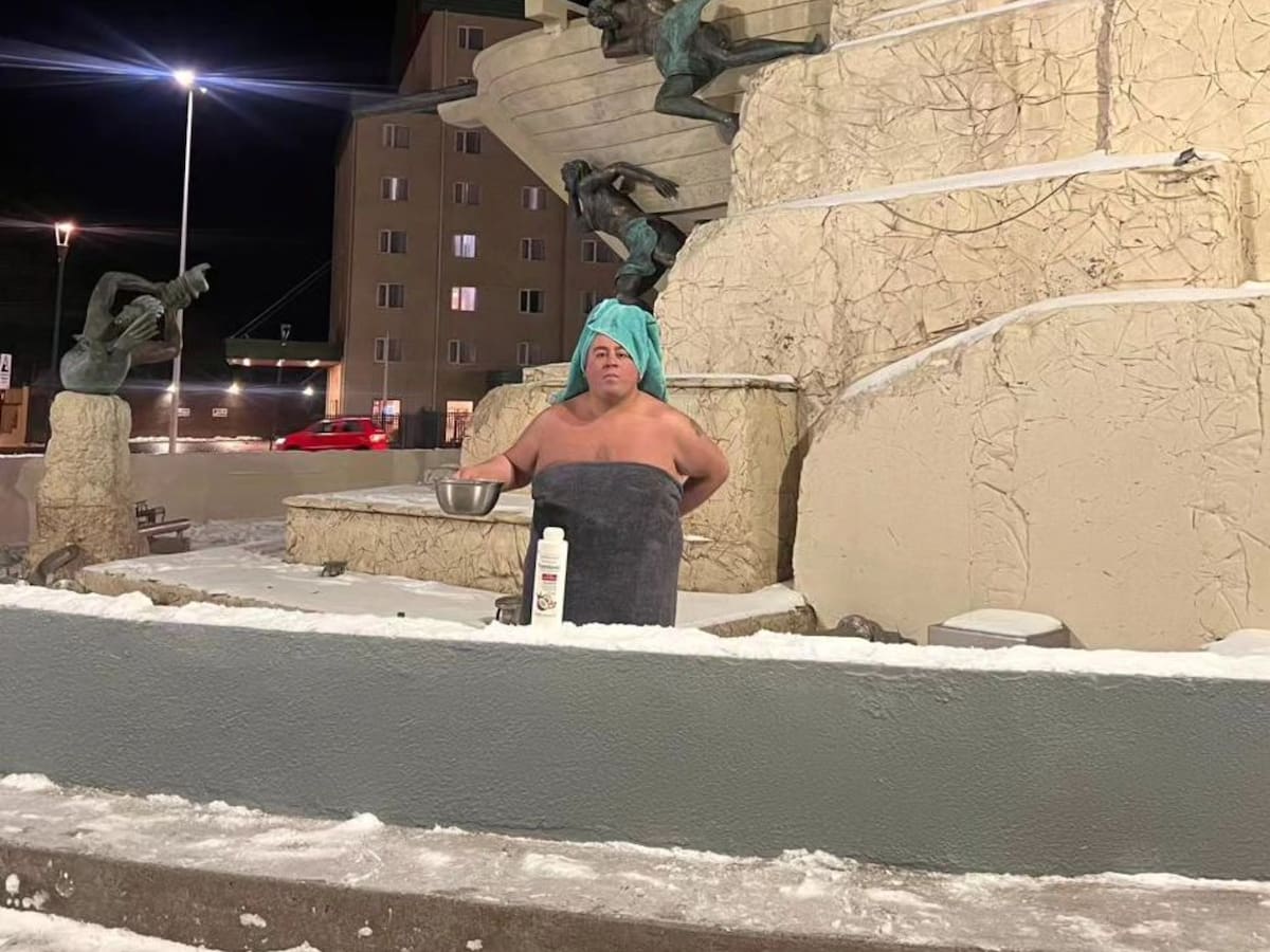 “Este año fue un remezón”: ciudadano de Punta Arenas se baña en pileta en plena noche a la falta de agua por congelamiento de cañerías