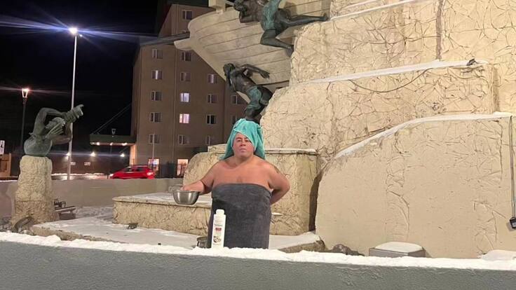 “Este año fue un remesón”: ciudadano de Punta Arenas se baña en pileta en plena noche a la falta de agua por congelamiento de cañerías