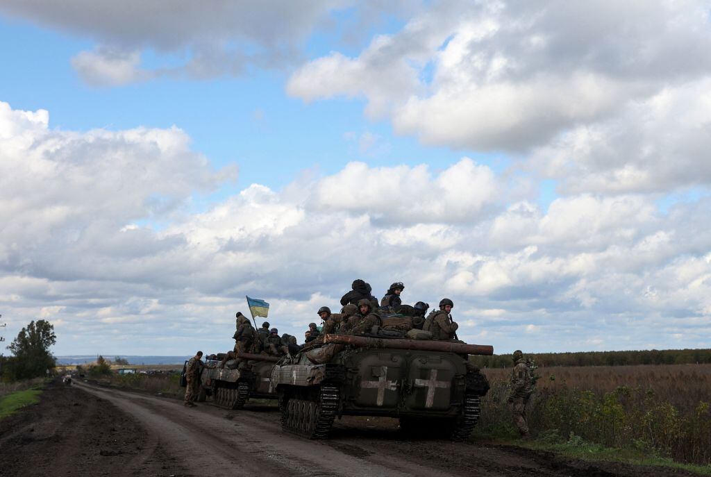 Militares de Ucrania avanzan en medio de la guerra por el sur del país