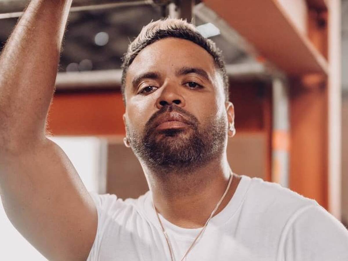 Reggaetonero Zion preocupa a fanáticos tras foto hospitalizado