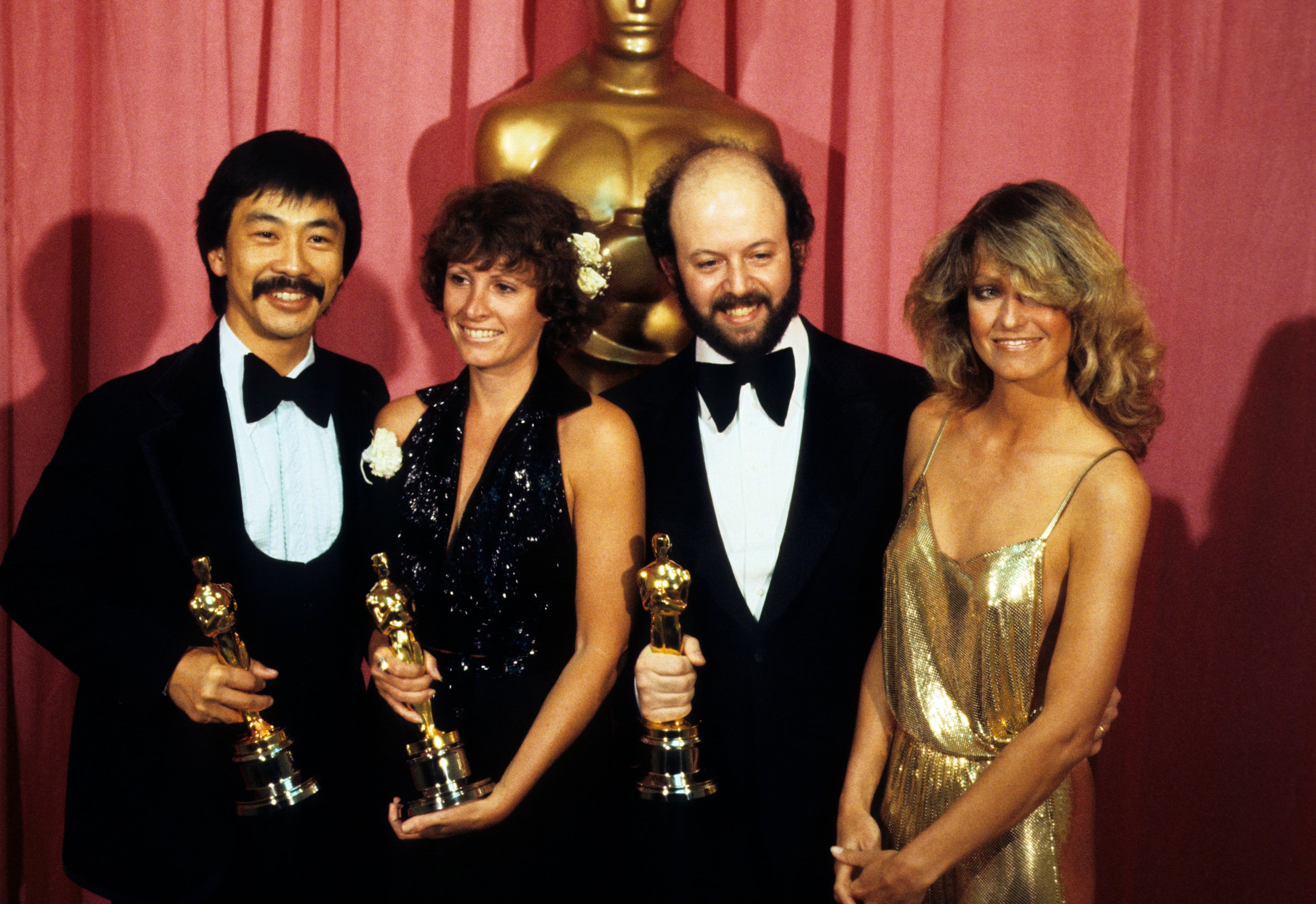 EN ORDEN: RICHARD CHEW; MARCIA LUCAS; PAUL HIRSCH; FARRAH FAWCETT // 50.ª EDICIÓN DE LOS PREMIOS DE LA ACADEMIA - Cobertura del evento - Fecha de grabación: 3 de abril de 1978. (Fotografía de ABC Photo Archives/Disney General Entertainment Content vía Getty Images)