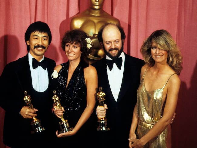 EN ORDEN: RICHARD CHEW; MARCIA LUCAS; PAUL HIRSCH; FARRAH FAWCETT // 50.ª EDICIÓN DE LOS PREMIOS DE LA ACADEMIA - Cobertura del evento - Fecha de grabación: 3 de abril de 1978. (Fotografía de ABC Photo Archives/Disney General Entertainment Content vía Getty Images)