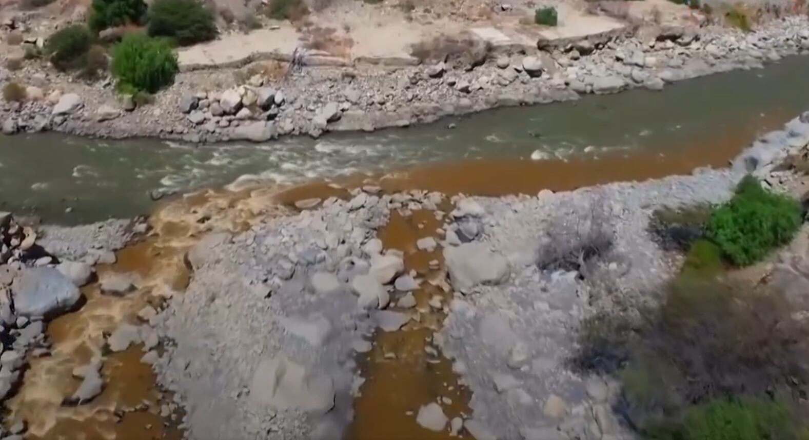 La grave contaminación del río Tablachaca de la región nortina de Áncash en el Perú.