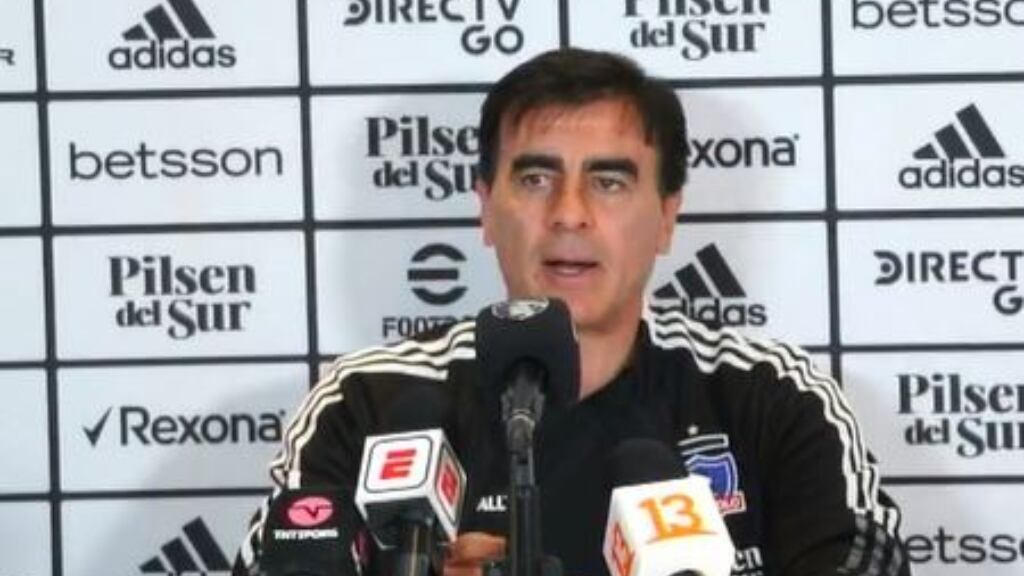 Gustavo Quinteros cierra la puerta a la partida de jugadores en Colo Colo: "No podemos dejar salir a nadie, es imposible"