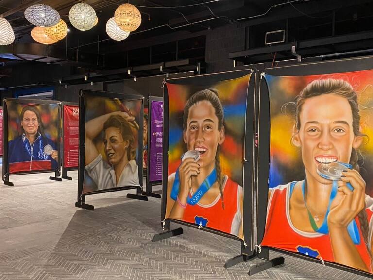 «Leyendas del deporte»: la exposición chilena que homenajea grandes deportistas nacionales y mundiales