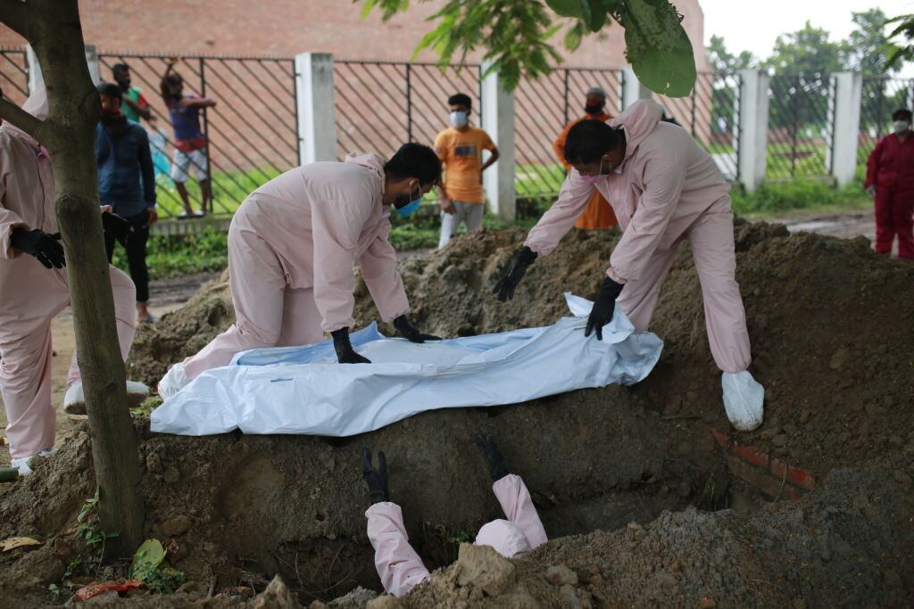 Trabajadores entierran a víctima del Covid-19 en Dhaka