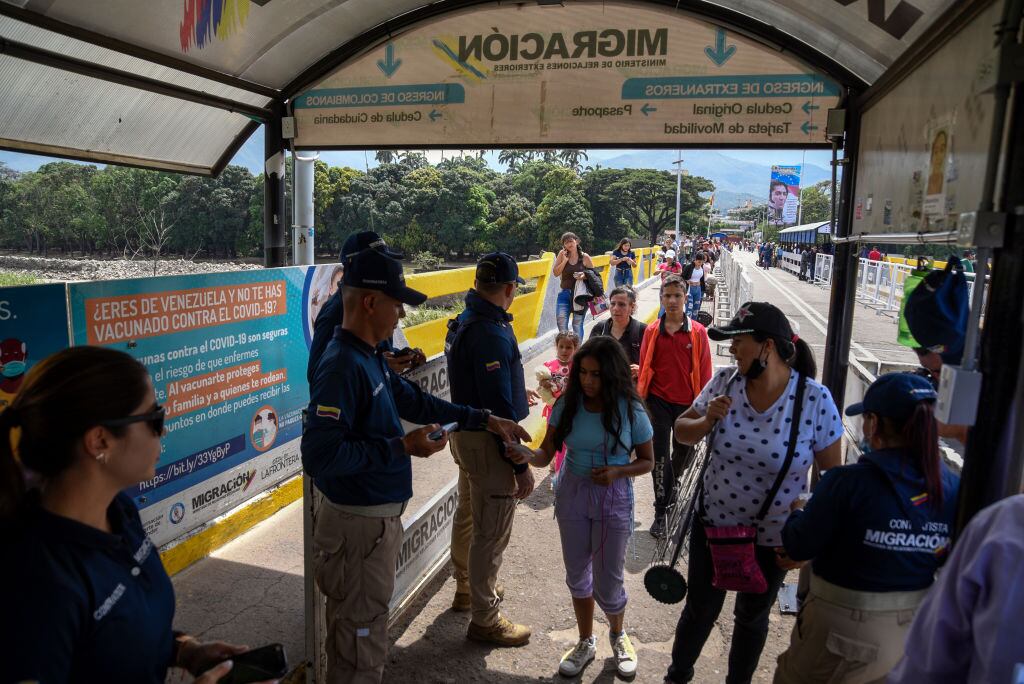 Venezolanos realizan trámites en el paso fronterizo hacia Cúcuta