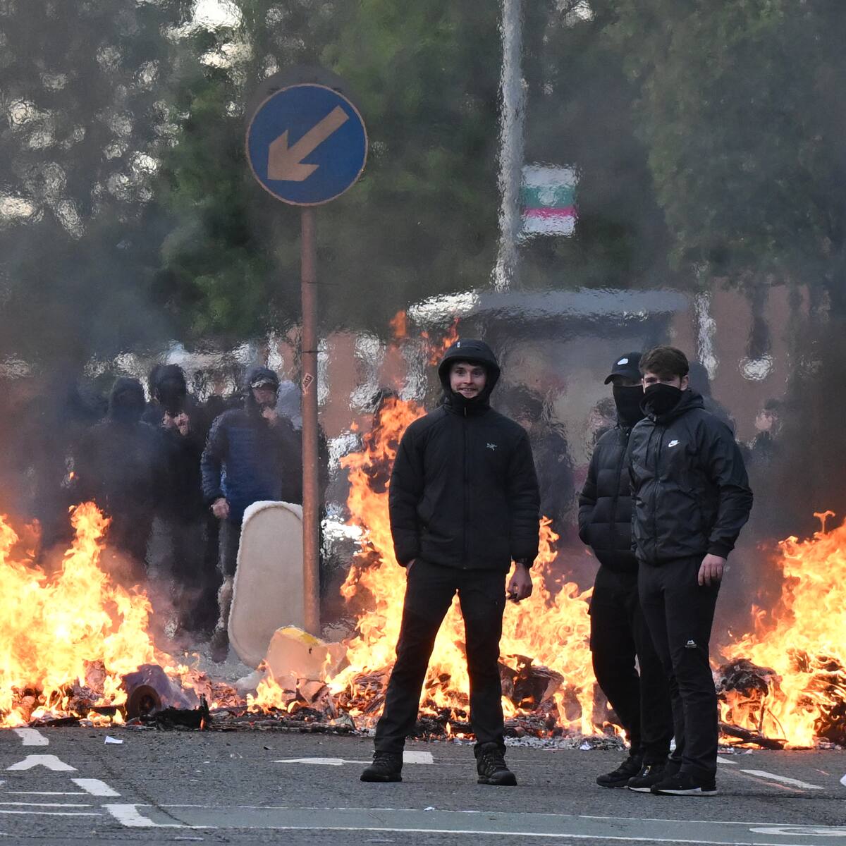 Intentó decapitar a un vecino: así fue el crimen que desencadenó violentos disturbios antiinmigración en Irlanda del Norte