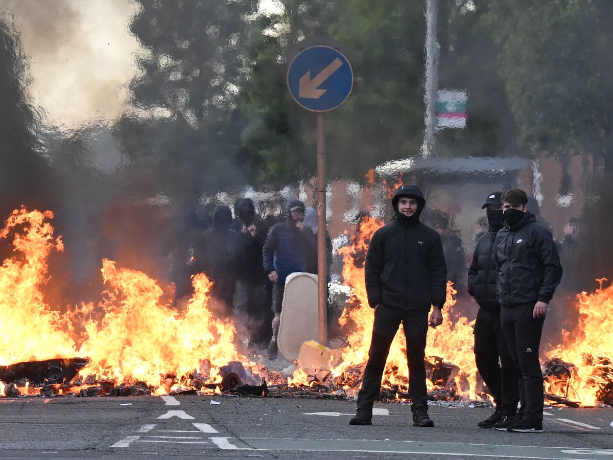 Intentó decapitar a un vecino: así fue el crimen que desencadenó violentos disturbios antiinmigración en Irlanda del Norte