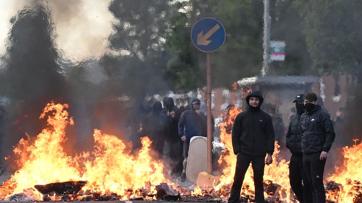 Intentó decapitar a un vecino: así fue el crimen que desencadenó violentos disturbios antiinmigración en Irlanda del Norte