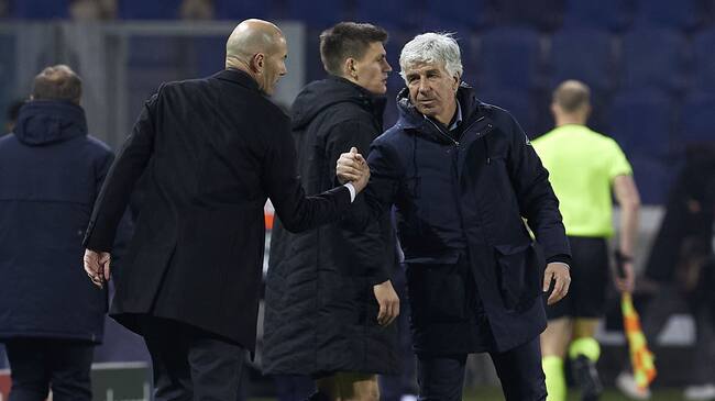 BERGAMO, ITALY - FEBRUARY 24: Gian Piero Gasperini, Manager of Atalanta BC shakes hands with Zinedine Zidane, Manager of Real Madrid after the UEFA Champions League Round of 16 match between Atalanta and Real Madrid at Gewiss Stadium on February 24, 2021 in Bergamo, Italy. (Photo by Emmanuele Ciancaglini/Quality Sport Images/Getty Images)