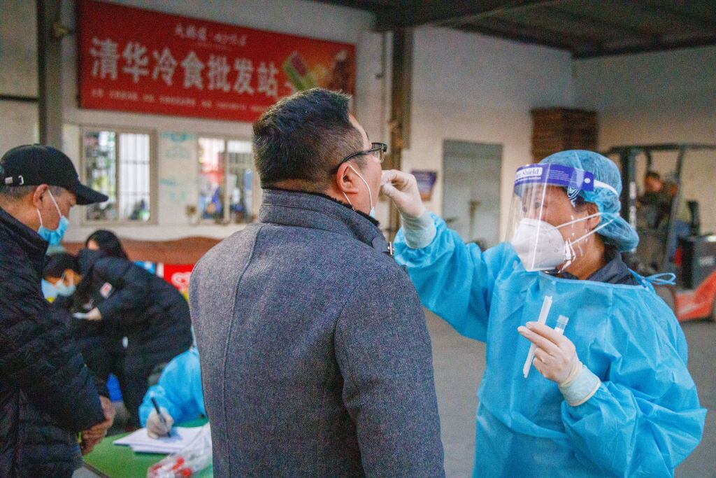 Trabajadores de la salud realizan test del Covid-19 en Tianjin