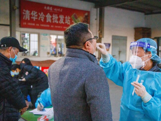 Trabajadores de la salud realizan test del Covid-19 en Tianjin